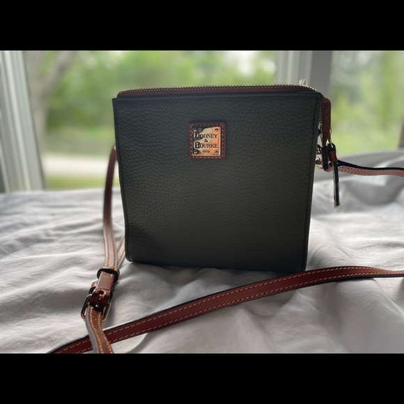 Dooney & Bourke Handbags - Dooney & Bourke crossbody bag